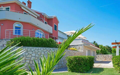 Rab Rab 220: Ciel, Bâtiment, Plante, Propriété, Fenêtre, Bleu Azur, Arecales, Maison, Végétation, Lot Terre