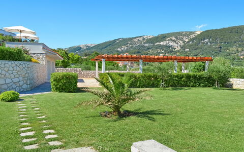 Rab Rab 220: Propriété, Paysage Naturel, Immobilier, Lot Terre, Herbe, Maison, Cour, Bâtiment, Pelouse, Jardin