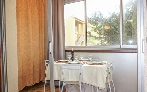 Les Genêts: Table, Meubles, Bâtiment, Chaise, Bois, Design Intérieur, Éclairage, Fenêtre, Ombre
