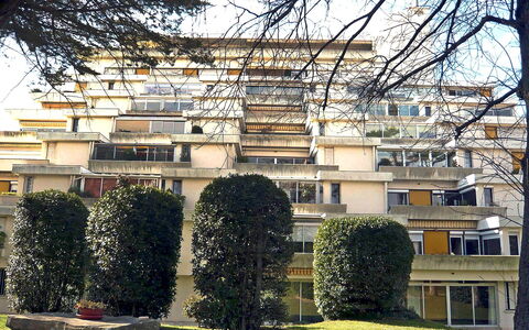 Château D'Arcadie: Zone Résidentielle, Appartement, Condominium, Banlieue, Aménagement Paysager, Balcon, Haie