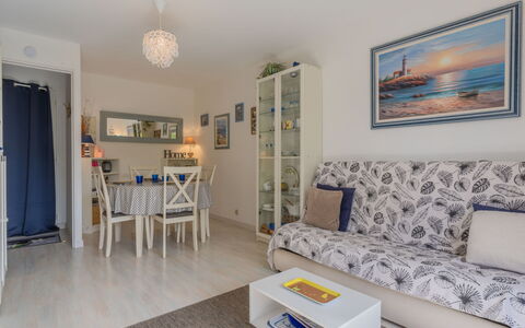 Cabourg 345: Table, Propriété, Meubles, Canapé, Cadre, Bleu Azur, Design Intérieur, Éclairage, Salon, Confort