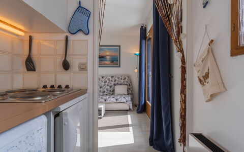 Cabourg 345: Cabinetry, Propriété, Cadre, Bleu Azur, Bâtiment, Comptoir, Cuisinière, Design Intérieur, Bois, Gaz Poele