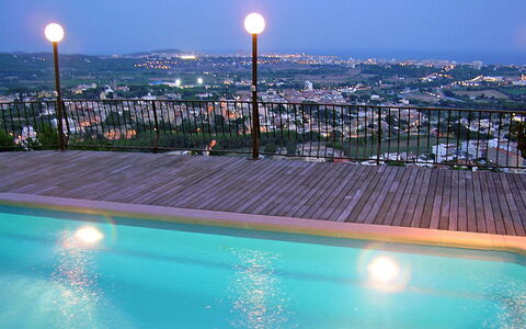 Mas Ambros: Piscine, Ciel, Éclairage, Immobilier, L'Eau, Miroir D'Eau, Architecture, Nuit, Soirée, Ville