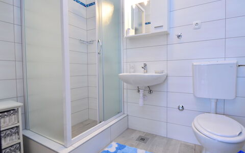 Amiela: Salle De Bains, Propriété, Pièce, Tuile, Bleu, Accessoire Salle De Bain, Luminaire Plomberie, Toilette, Mur, Design Intérieur