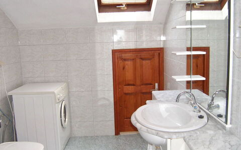 Margita: Salle De Bains, Propriété, Pièce, Toilette, Siège De Toilette, Luminaire Plomberie, Tuile, Sol, Design Intérieur, Architecture