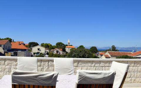 Margita: Ciel, Bâtiment, Bleu Azur, Fenêtre, Arbre, Ombre, Maison, Zone Résidentielle, Horizon, Paysage