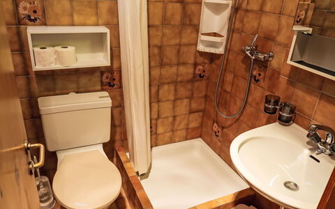 Flims 420: Siège De Toilette, Salle De Bains, Lavabo, Luminaire Plomberie, Toilette, Évier, Sol, Sol, Robinet, Design Intérieur