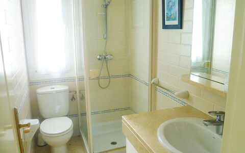 Oliva 403: Salle De Bains, Propriété, Pièce, Toilette, Luminaire Plomberie, Mur, Sol, Accessoire Salle De Bain, Design Intérieur, Tuile