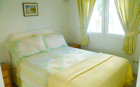 Oliva 403: Chambre, Lit, Pièce, Meubles, Drap De Lit, Propriété, Literie, Rideau, Cadre De Lit, Design Intérieur