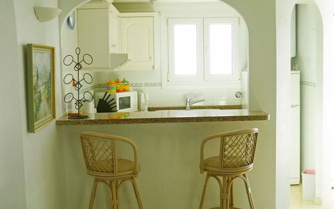 Oliva 403: Pièce, Meubles, Vert, Design Intérieur, Propriété, Jaune, Table, Cuisine, Sol, Architecture