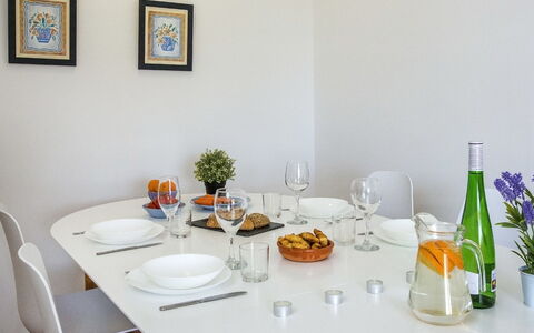 Dénia 475: Vaisselle, Table, Meubles, Chaise, Aliments, Bouteille, Vaisselle, Drinkware, Cadre, Verre De Vin