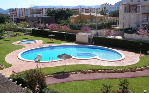 Dénia 475: L'Eau, Plante, Propriété, Piscine, Bâtiment, Ciel, Architecture, Design Urbain, Herbe, Arbre
