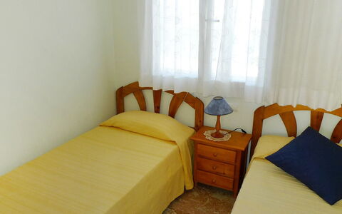 Dénia 475: Chambre, Pièce, Lit, Meubles, Propriété, Cadre De Lit, Drap De Lit, Jaune, Design Intérieur, Literie