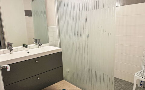 Les Alizées: Miroir, Évier, Cabinetry, Salle De Bains, Robinet, Bâtiment, Armoire De Toilette, Lavabo, Bois, Design Intérieur