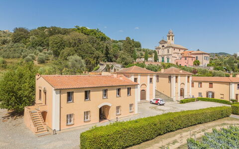 Sestri Levante 200: Ciel, Plante, Bâtiment, Fenêtre, Arbre, Maison, Herbe, Zone Résidentielle, Façade, Paysage