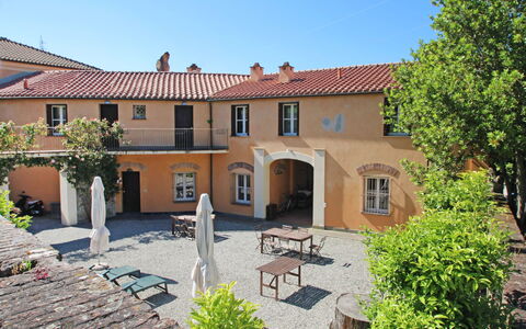 Sestri Levante 200: Plante, Bâtiment, Propriété, Ciel, Fenêtre, Maison, Arbre, Porte, Immobilier, Zone Résidentielle