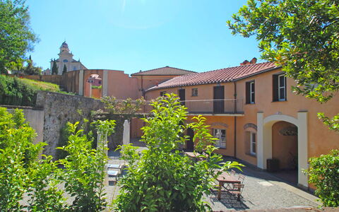 Sestri Levante 200: Plante, Ciel, Propriété, Fenêtre, Bâtiment, Arbre, Lot Terre, Design Urbain, Façade