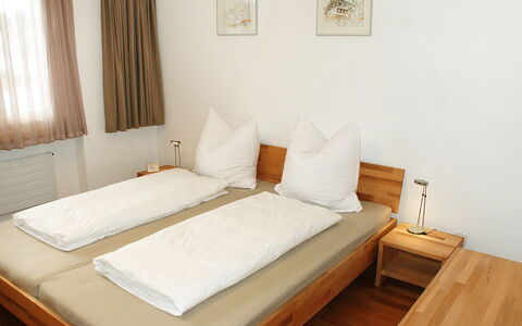 Valetta Sura: Meubles, Lit, Chambre, Pièce, Propriété, Cadre De Lit, Matelas, Design Intérieur, Drap De Lit, Sol