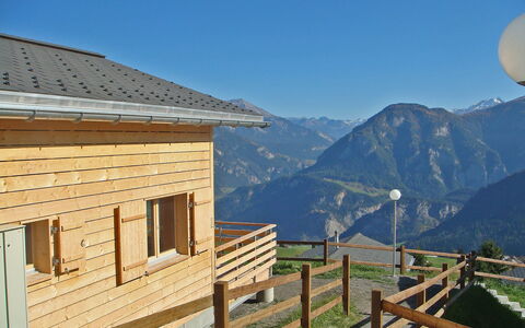 Maiensäss Komfort: Montagne, Montagnes Relief, Propriété, Ciel, Maison, Cabane En Rondins, Chaîne De Montagnes, Toit, Domicile, Bâtiment