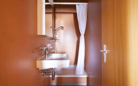 Maiensäss Komfort: Marron, Robinet, Propriété, Luminaire Plomberie, Évier, Bâtiment, Lavabo, Bois, Éclairage, Salle De Bains