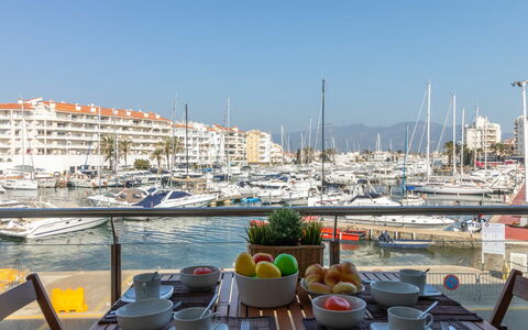 Empuriabrava 122: L'Eau, Ciel, Vaisselle, Jour, Propriété, Table, Bateau, Navire, Bâtiment, Véhicule