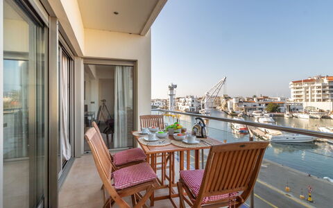 Empuriabrava 122: Propriété, Pièce, Immobilier, Bâtiment, Meubles, Balcon, Maison, Design Intérieur, Appartement, Table