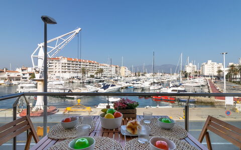 Empuriabrava 122: Ciel, Vaisselle, Bateau, Bâtiment, Navire, Table, Véhicule, Fenêtre, Coupe, Quai