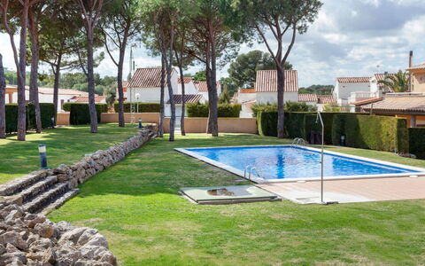 Juanes: L'Eau, Plante, Propriété, Piscine, Ciel, Nuage, Arbre, Bâtiment, Lot Terre, Rectangle