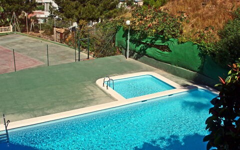 Don Miguel Iii: L'Eau, Plante, Bâtiment, Piscine, Vert, Bleu Azur, Rectangle, Arbre, Herbe, Loisir