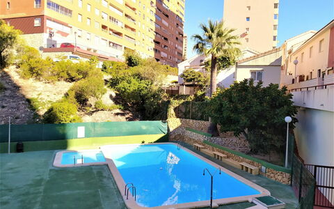 Don Miguel Iii: Bâtiment, L'Eau, Propriété, Plante, Fenêtre, Arbre, Piscine, Bleu Azur, Ciel, Chaise