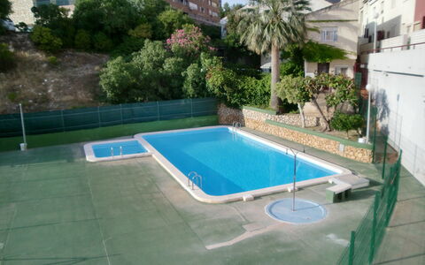 Don Miguel Iii: Plante, Bâtiment, L'Eau, Fenêtre, Piscine, Chaise, Bleu Azur, Arbre, Ciel, Herbe