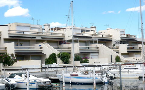 Les Marinas D'Ulysse Iv: Marina, Transport De L'Eau, Bateau, Port, Quai, Véhicule, Port, L'Eau, Voie Navigable, Architecture