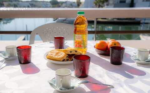 Les Marinas D'Ulysse Iv: Vaisselle, Aliments, Table, Drinkware, Vaisselle, Coupe, Fenêtre, Assiette, Serveware, Boisson