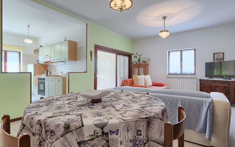 Licia: Meubles, Propriété, Table, Fenêtre, Bois, Textile, Chaise, Design Intérieur, Sol