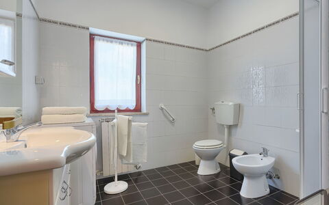 Licia: Luminaire Plomberie, Propriété, Miroir, Violet, Salle De Bains, Toilette, Siège De Toilette, Évier, Fenêtre, Lavabo
