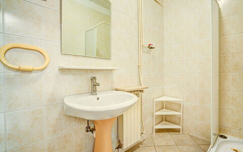 Pag Dinjiška 111: Salle De Bains, Propriété, Pièce, Tuile, Mur, Architecture, Robinet, Design Intérieur, Sol, Luminaire Plomberie