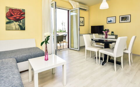 Pag Dinjiška 111: Table, Meubles, Cadre, Canapé, Plante, Fleur, Plante D'Appartement, Chaise, Confort, Salon