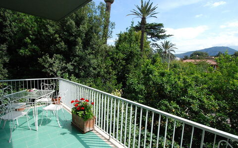 Riviera Massa: Propriété, Immobilier, Balcon, Maison, Bâtiment, Vacances, Arbre, Domicile, Herbe, Loisir