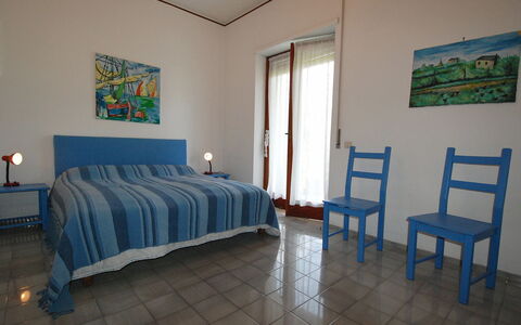 Riviera Massa: Pièce, Chambre, Meubles, Propriété, Lit, Bleu, Drap De Lit, Sol, Design Intérieur, Cadre De Lit