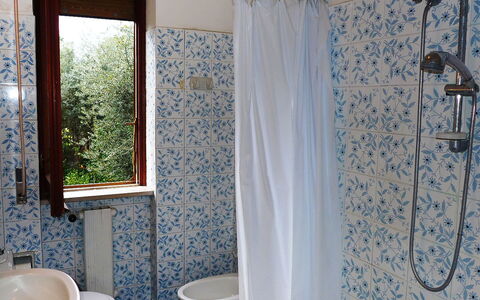 Riviera Massa: Salle De Bains, Pièce, Rideau De Douche, Propriété, Rideau, Design Intérieur, Accessoire Salle De Bain, Traitement De Fenetre, Maison, Textile