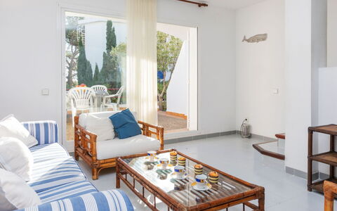 Residencial Cap de Grifeu: Table, Meubles, Propriété, Fenêtre, Bleu Azur, Confort, Bois, Bâtiment, Canapé, Design Intérieur