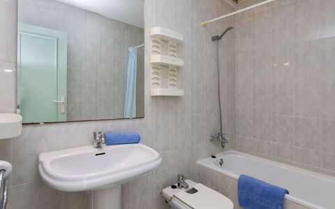 Residencial Cap de Grifeu: Robinet, Luminaire Plomberie, Évier, Miroir, Propriété, Lavabo, Violet, Salle De Bains, Bleu, Baignoire