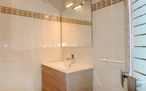 Etxe Zuri: Salle De Bains, Propriété, Tuile, Pièce, Design Intérieur, Mur, Architecture, Sol, Baignoire, Robinet