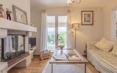 Les Iris: Meubles, Propriété, Table, Bois, Fenêtre, Cadre, Design Intérieur, Éclairage, Architecture, Salon