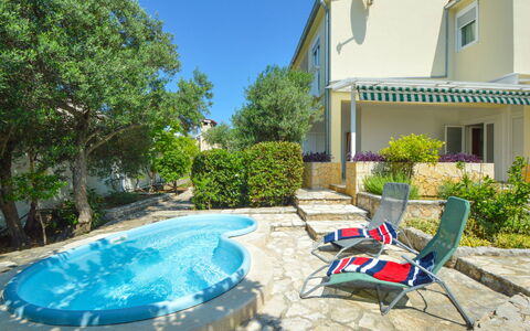 Darena: Plante, Bâtiment, L'Eau, Fenêtre, La Nature, Bleu Azur, Piscine, Ciel, Arbre, Ombre