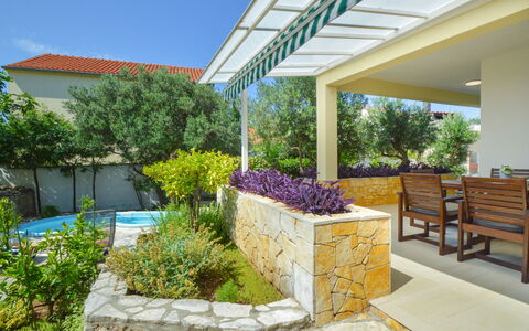 Darena: Plante, Ciel, Bâtiment, Ombre, Arbre, Zone Résidentielle, Herbe, Rectangle, Design Urbain, Immobilier