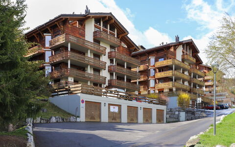 Nendaz 652: Ciel, Bâtiment, Nuage, Plante, Arbre, Fenêtre, Design Urbain, Condominium, Quartier, Bois