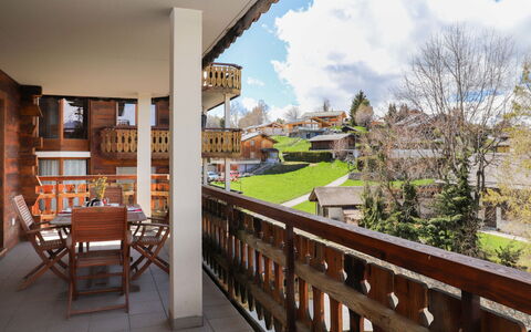 Nendaz 652: Nuage, Ciel, Plante, Propriété, Bâtiment, Bois, Arbre, Chalet, Fenêtre, Sol