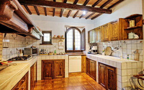 Casale Giulio: Comptoir, Pièce, Propriété, Cuisine, Bâtiment, Meubles, Cabinetry, Design Intérieur, Maison, Plafond