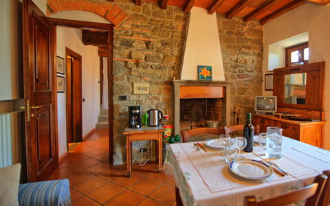 Panzalla: Pièce, Propriété, Bâtiment, Design Intérieur, Meubles, Maison, Immobilier, Table, Salle À Manger, Domicile
